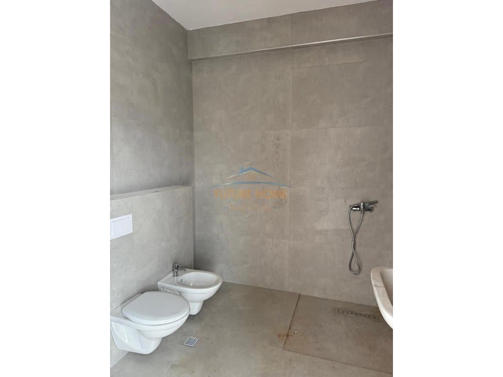 Shitet, Apartament 3+1+2, Komuna e Parisit, Tirane 3