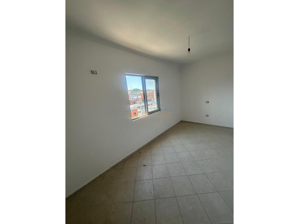 Shitet, Apartament 2+1+Verandë, Unaza e Re
