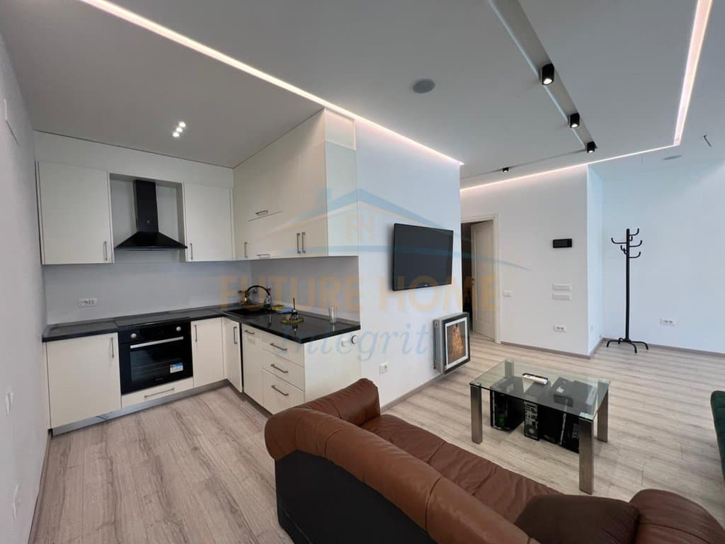 Shitet, Apartament 2+1+2 Ballkone, Bllok, Tiranë. 3