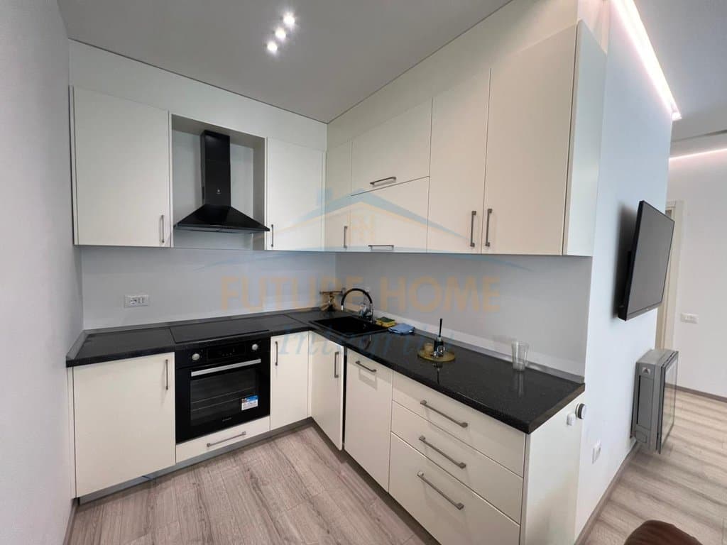 Shitet, Apartament 2+1+2 Ballkone, Bllok, Tiranë. 4