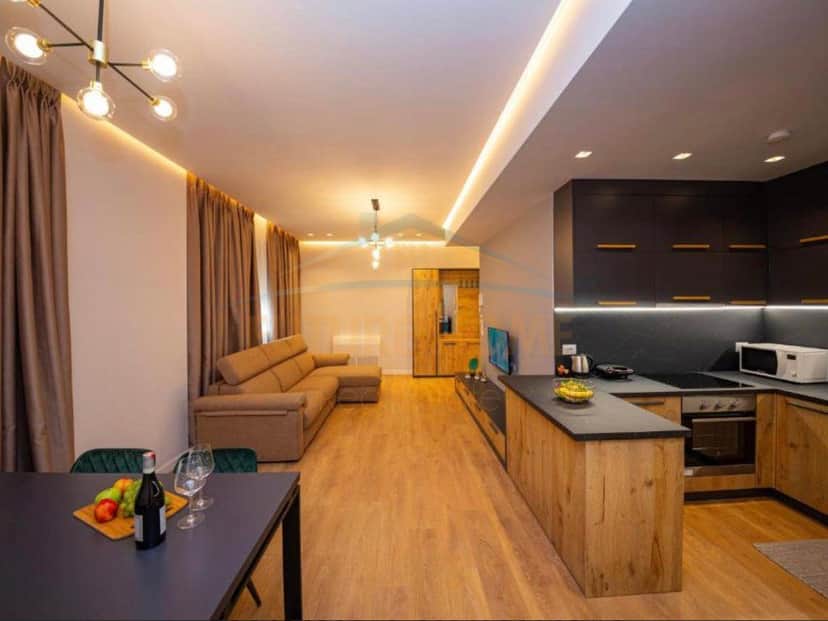 Shiten 3 apartamente 1+1, Rruga e Barrikadave, Qender.