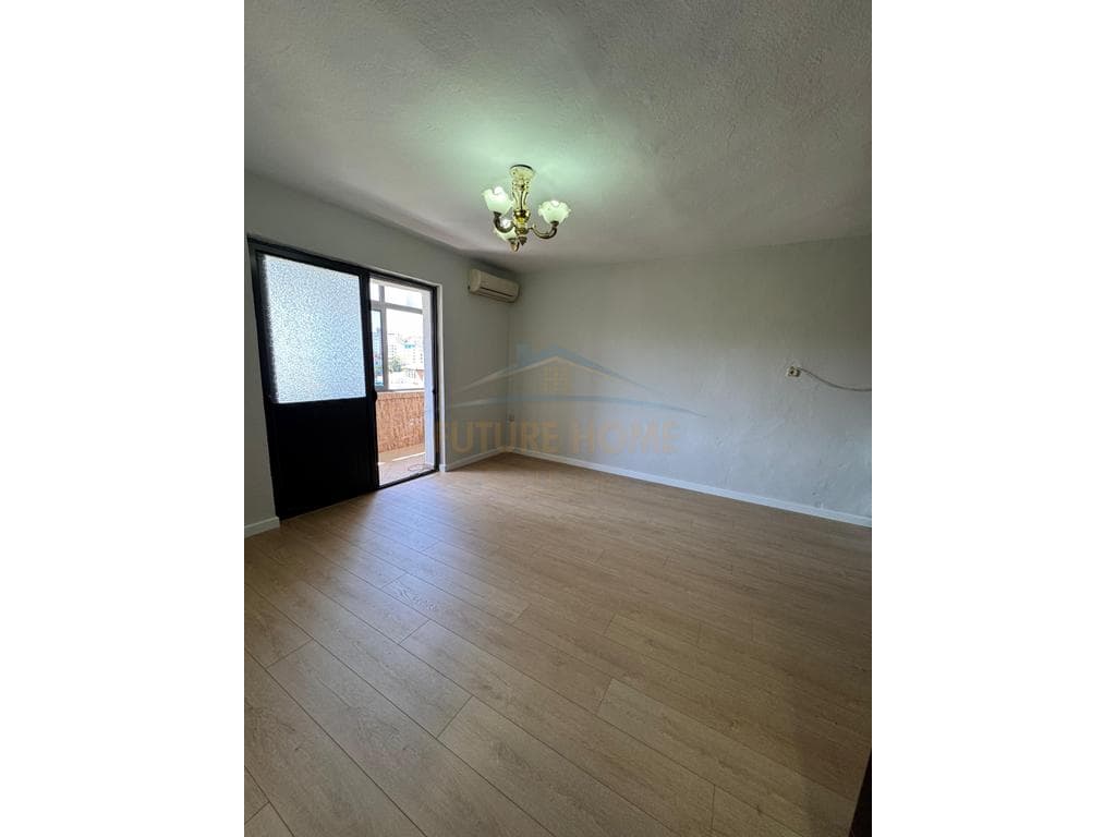 Shitet, Apartament 1+1, Pazari i Ri, Tiranë. 118,000 € 2