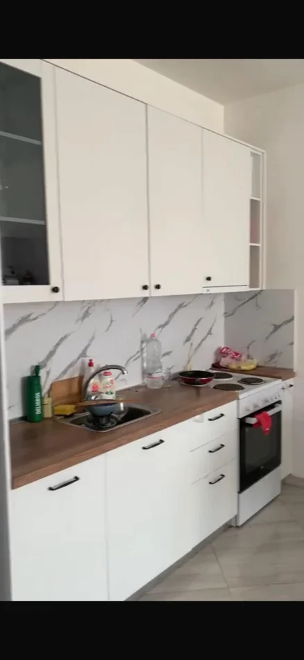 Në shitje apartament 1+1 në Rrugën “4 Dëshmorët”, një mundësi e përshtatshme si për banim, ashtu edhe për investim dhe d 2
