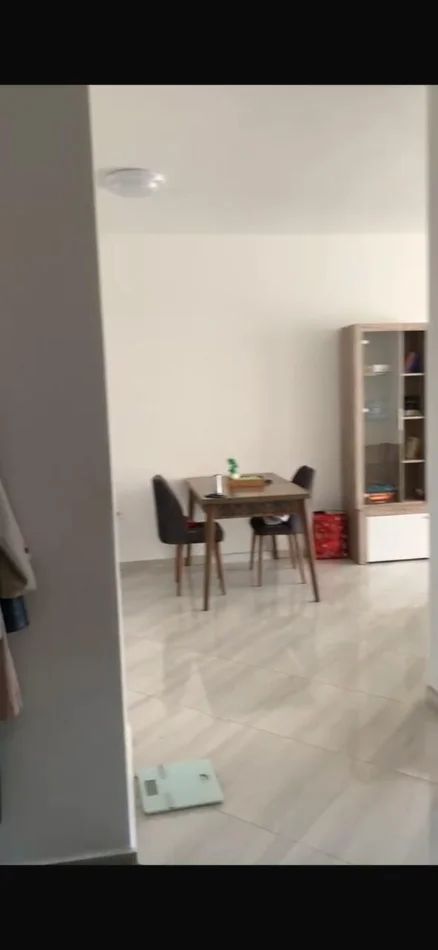 Në shitje apartament 1+1 në Rrugën “4 Dëshmorët”, një mundësi e përshtatshme si për banim, ashtu edhe për investim dhe d 1