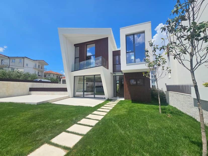 VILË MODERNE PËR SHITJE – MJULL -BATHORE, TIRANË! 1