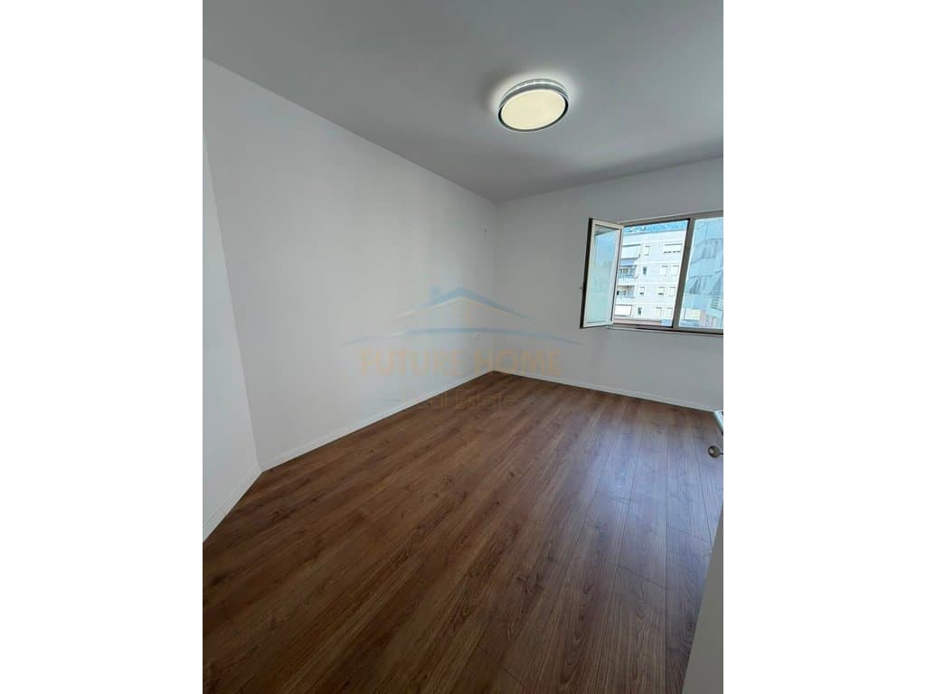 Shitet, Apartament 1+1+Post Parkimi, Restorant Fresku, Fresk. 4