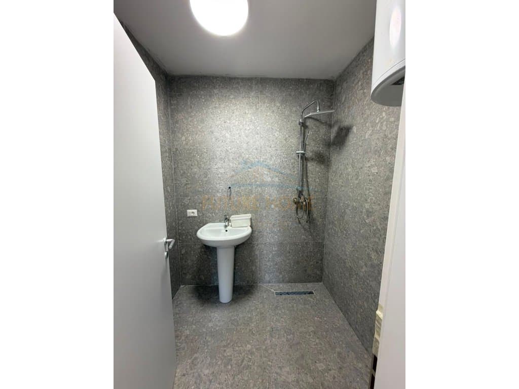 Shitet, Apartament 1+1+Post Parkimi, Restorant Fresku, Fresk. 3