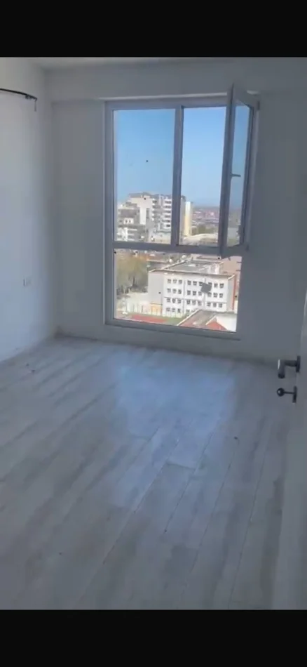 Ne shitje apartament 3+1 me 2 tualete, prane Stacionit te Trenit, ne nje zone te aksesueshme dhe shume praktike per bani 3