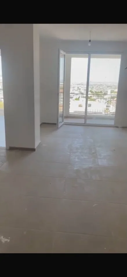 Ne shitje apartament 3+1 me 2 tualete, prane Stacionit te Trenit, ne nje zone te aksesueshme dhe shume praktike per bani 1