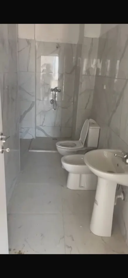 Ne shitje apartament 3+1 me 2 tualete, prane Stacionit te Trenit, ne nje zone te aksesueshme dhe shume praktike per bani 4