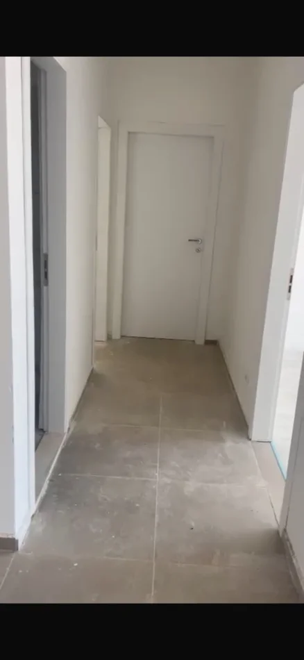 Ne shitje apartament 3+1 me 2 tualete, prane Stacionit te Trenit, ne nje zone te aksesueshme dhe shume praktike per bani 2