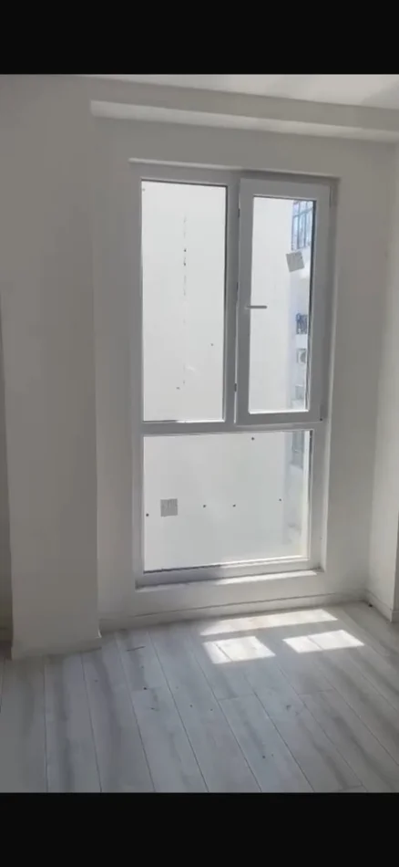 Ne shitje apartament 3+1 me 2 tualete, prane Stacionit te Trenit, ne nje zone te aksesueshme dhe shume praktike per bani 5