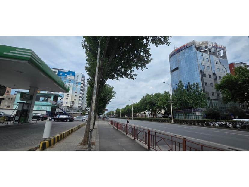LAPRAKË- SHITET GODINË 2 KATE – BUZË RRUGE KRYESORE! 1