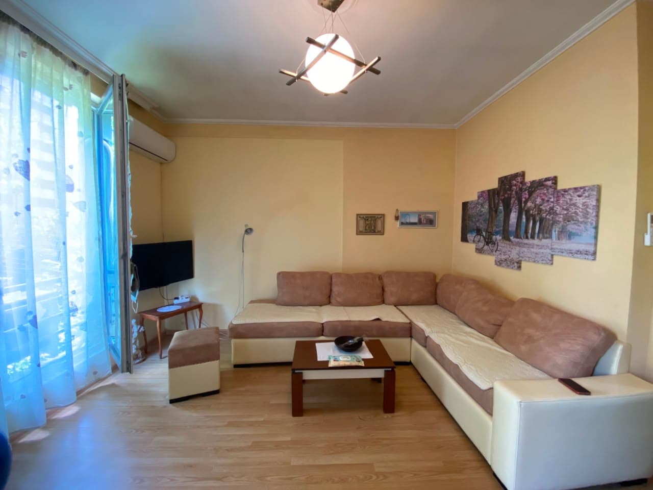Disponojme apartament 1+1 me qira prane Kupoles, Laprake. 1