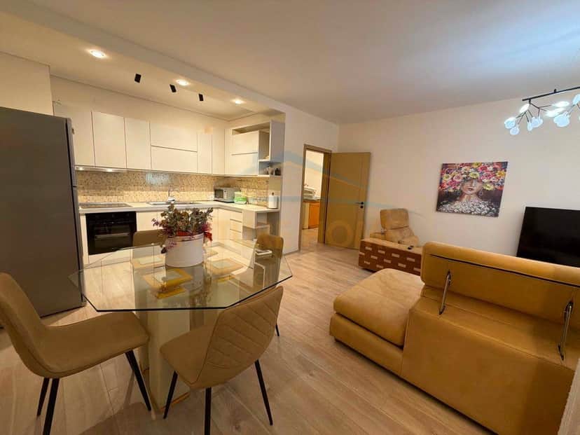 Shitet, Apartament 2+1+2, Komuna e Parisit