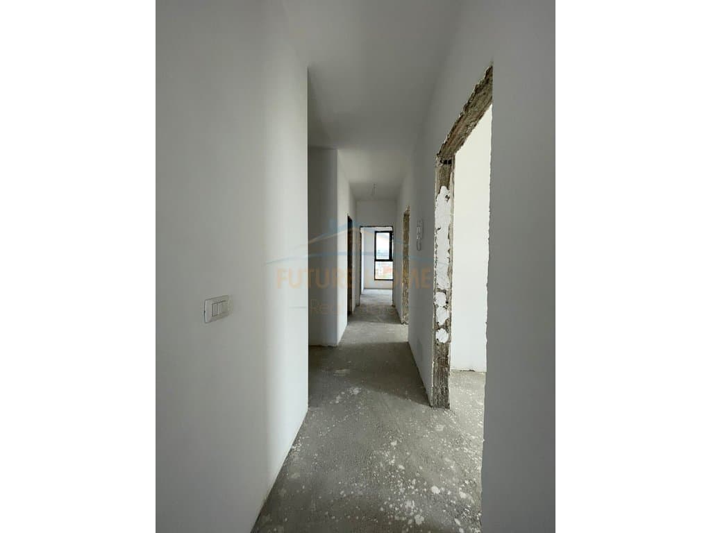 Shitet Apartament 3+1+2+Post Parkimi, Tirana Entry 1. 2