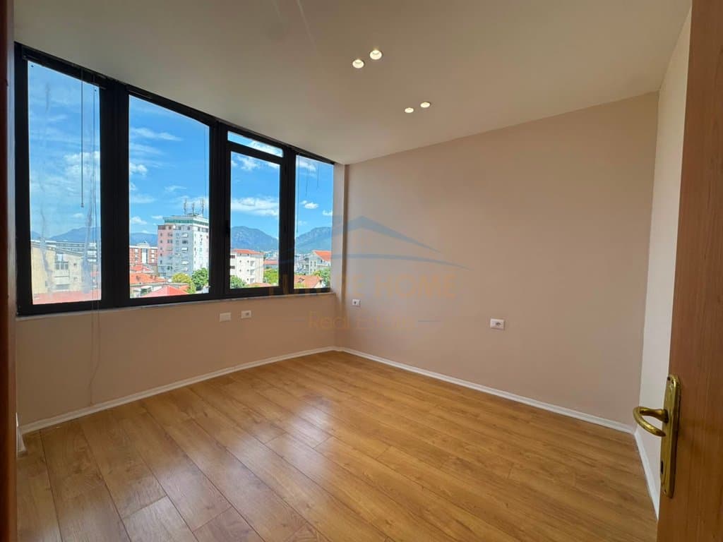 Shitet , Apartament 2+1, Ish Tregu Elektrik , Tirane . 2
