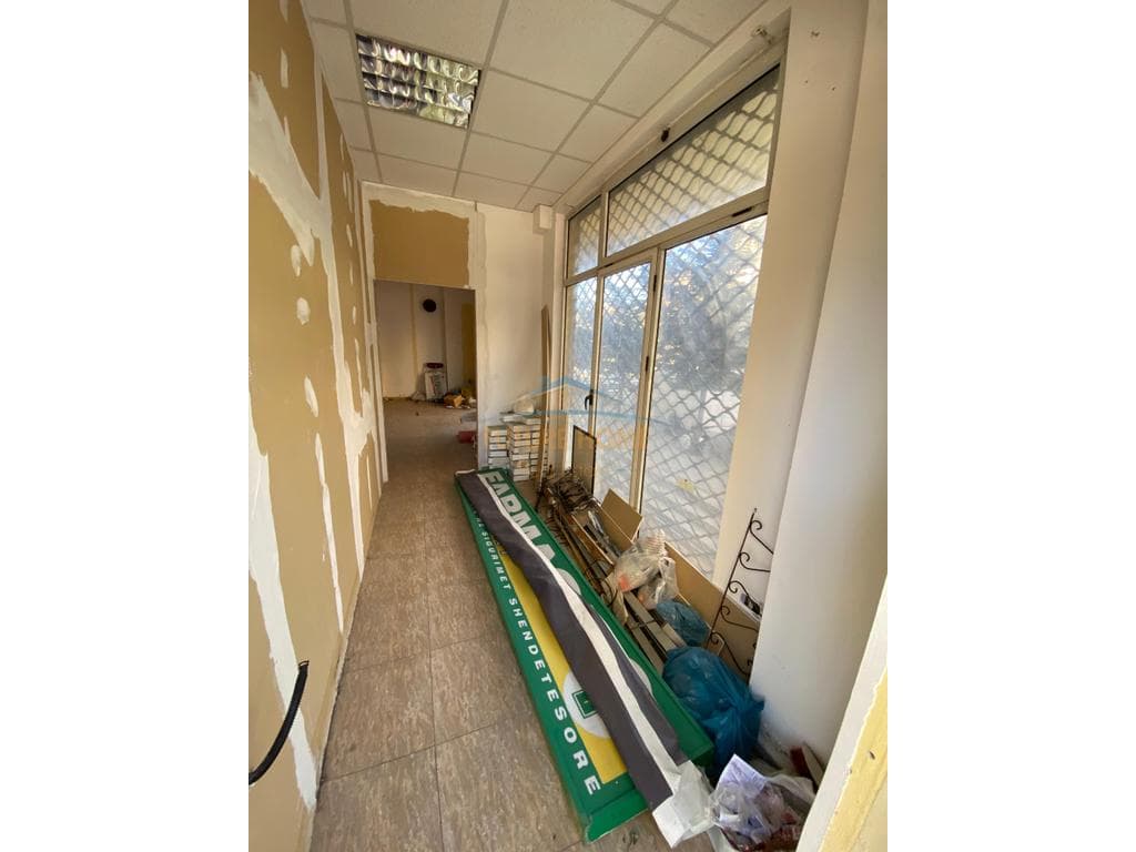 Shitet, Ambient Biznesi, Rruga Bajram Curri, Tiranë. 4