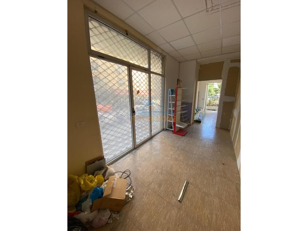 Shitet, Ambient Biznesi, Rruga Bajram Curri, Tiranë. 3