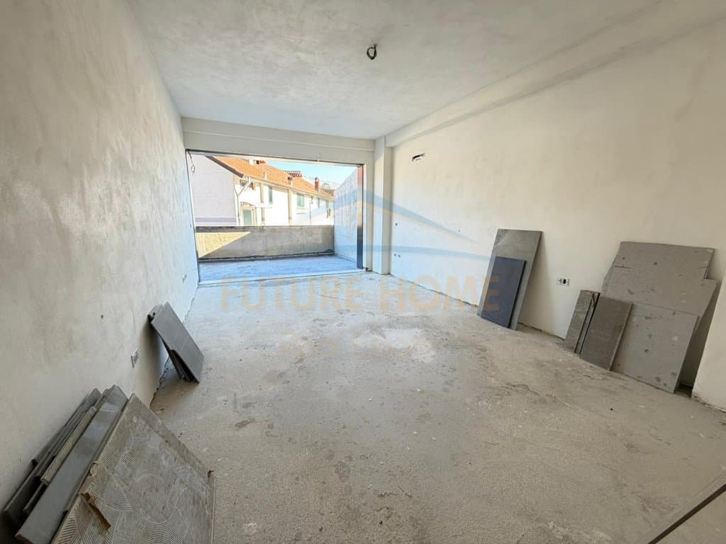 Shitet, Garsioniere, tek Kompleksi Grand, Tiranë. 3