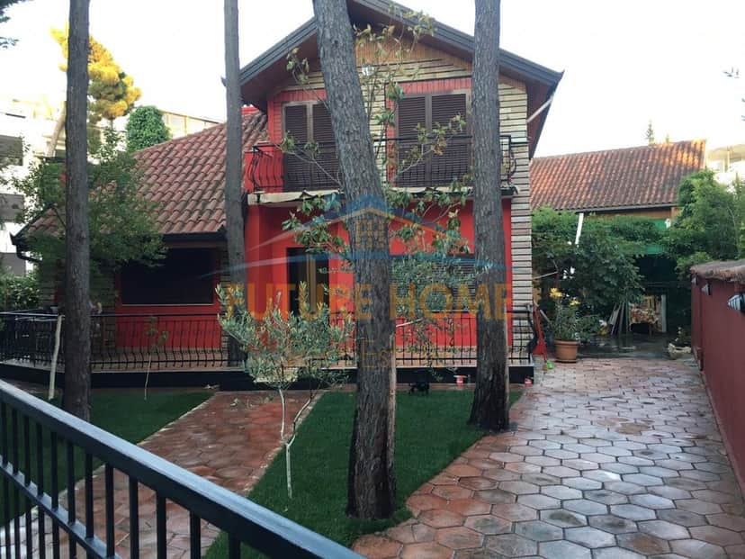 Disponojmë vilë për shitje me vendndodhje në Golem. 1