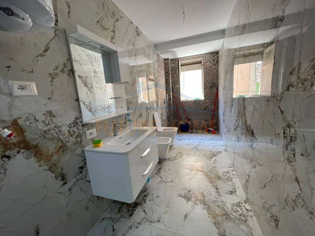 Shitet, Apartament 2+1, Pazari i Ri 1