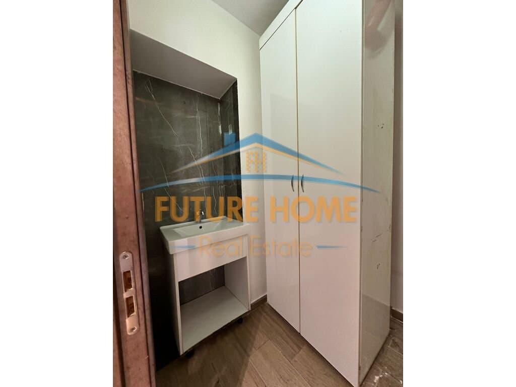 Disponojme apartament per shitje me vendndodhje tek Petro Nini. 3
