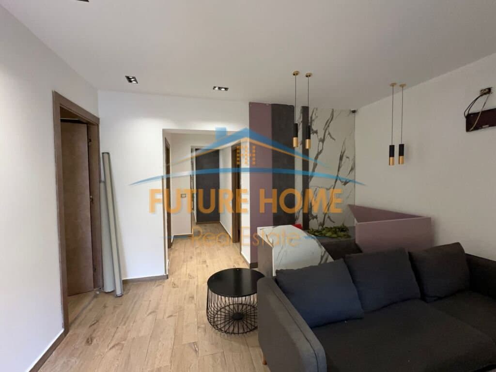 Disponojme apartament per shitje me vendndodhje tek Petro Nini. 1