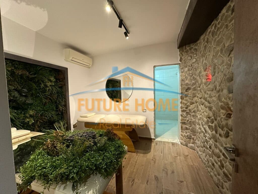 Disponojme apartament per shitje me vendndodhje tek Petro Nini. 5