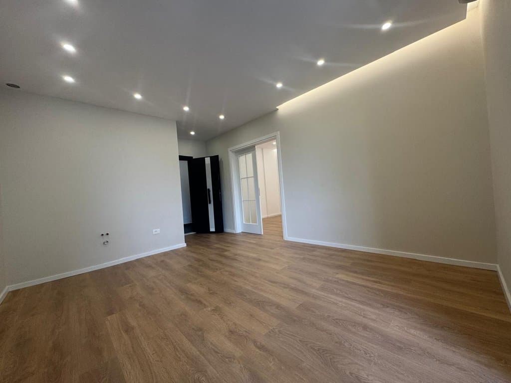 Shitet ,Apartament 1+1, Komuna e Parisit, Tirane 1
