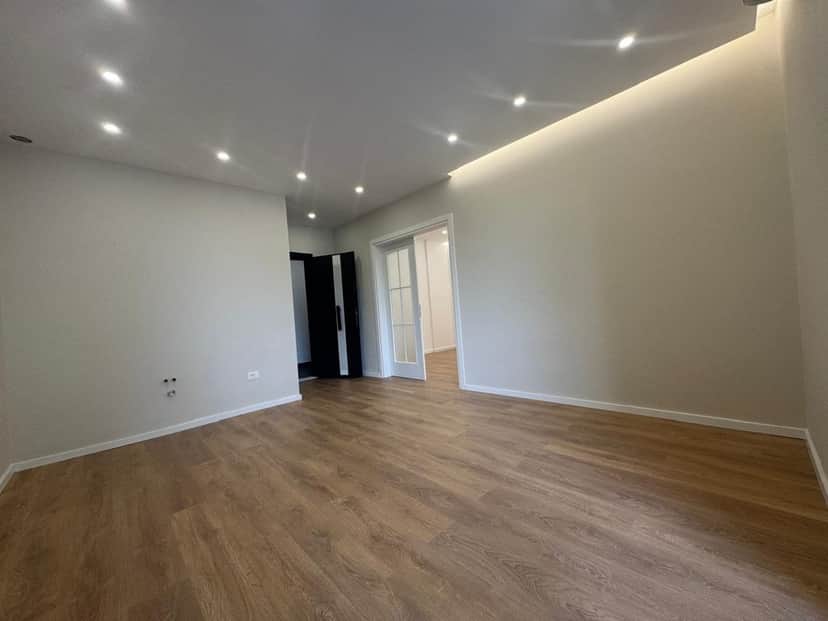 Shitet ,Apartament 1+1, Komuna e Parisit, Tirane 1