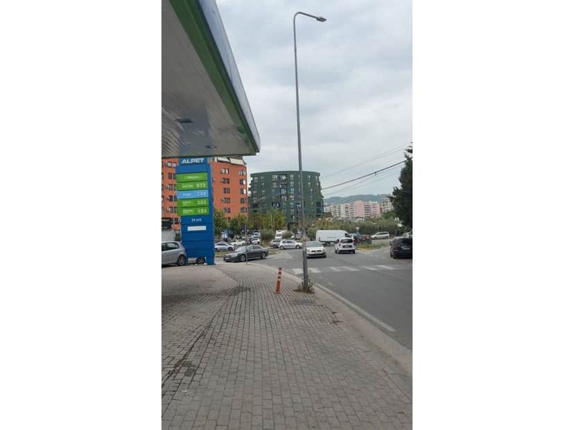 Qera, Godinë Biznesi, Rrotondo Yzberisht.