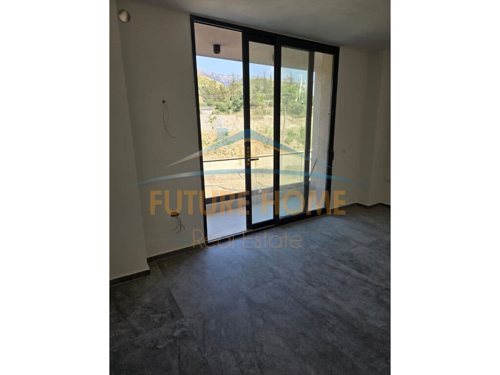 Disponojme apartament 1+1 per shitje ne Rradhime. 2