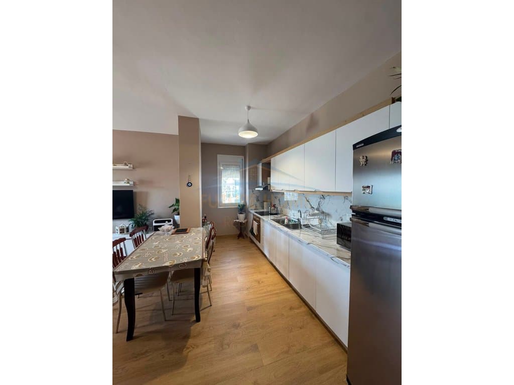 Shitet, Apartament 2+1+2 tek Rrota e Kuqe,Durrës 3
