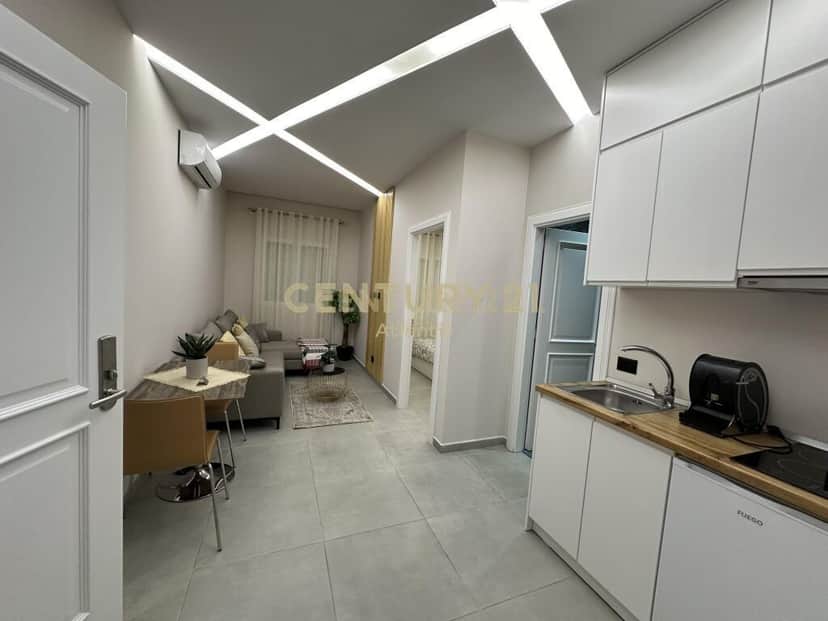 Shitet Ambient biznesi + 3 Apartamente 1+1, vija e pare me rrugen kryesore ne Plazh Hekurudha ! 1