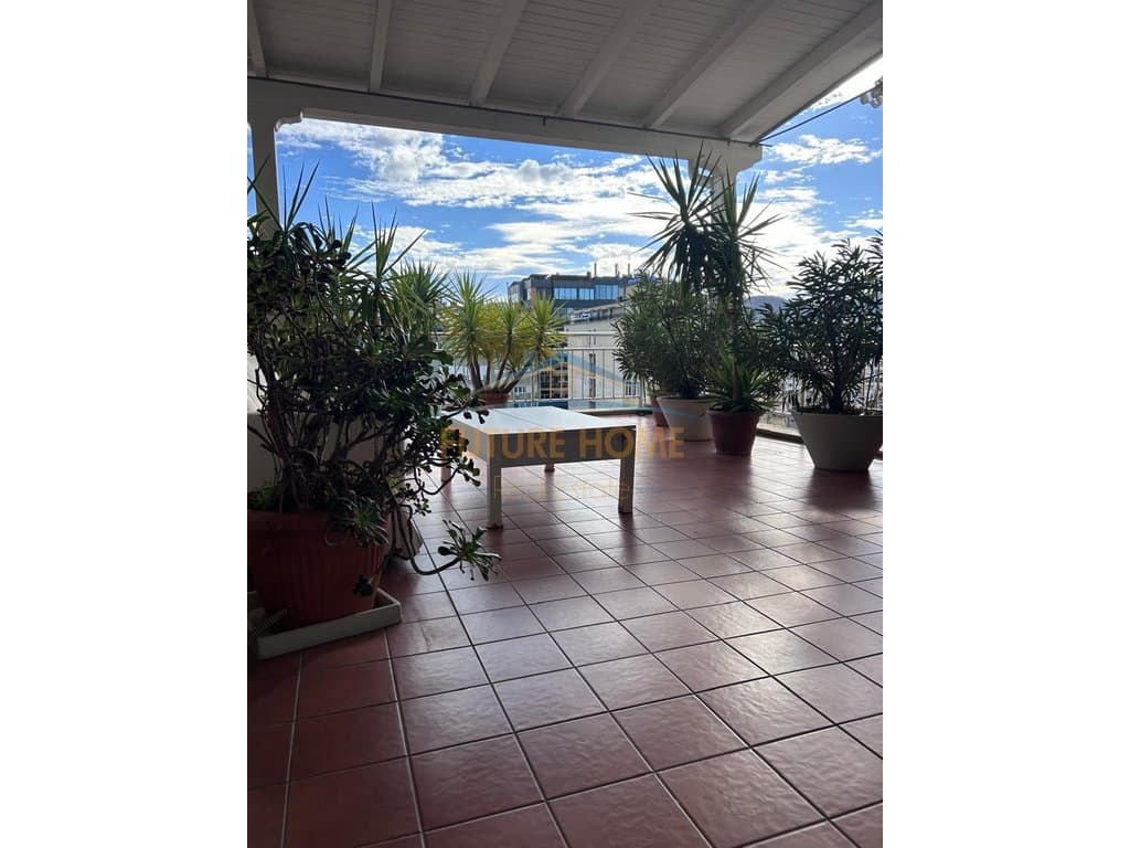 Disponojmë apartament 2+1+2+Verandë për shitje në Bllok. 3