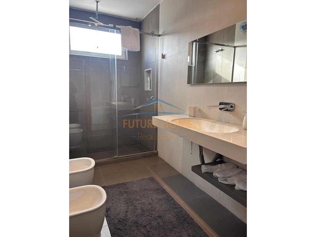 Disponojmë apartament 2+1+2+Verandë për shitje në Bllok. 2