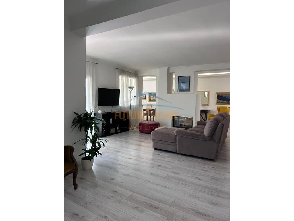 Disponojmë apartament 2+1+2+Verandë për shitje në Bllok. 1