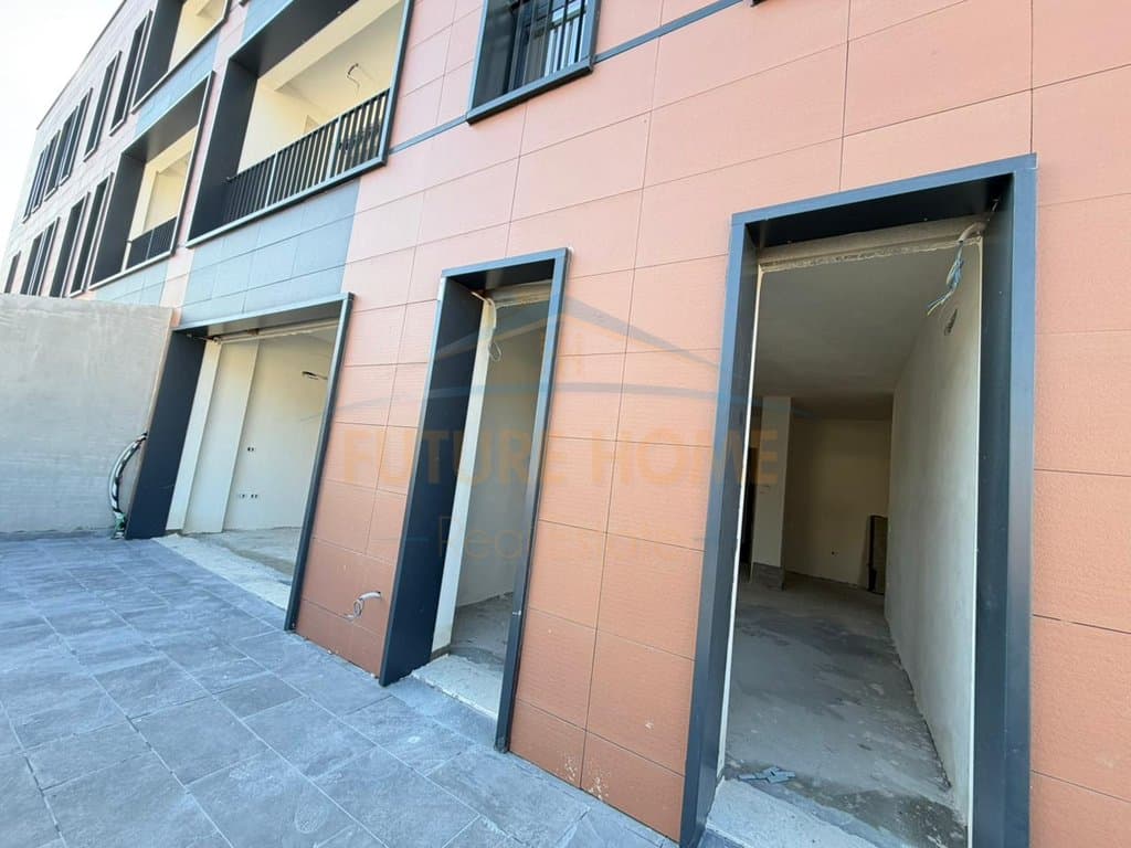 Shitet, Apartament 1+1, tek Kompleksi Grand, Tiranë. 5