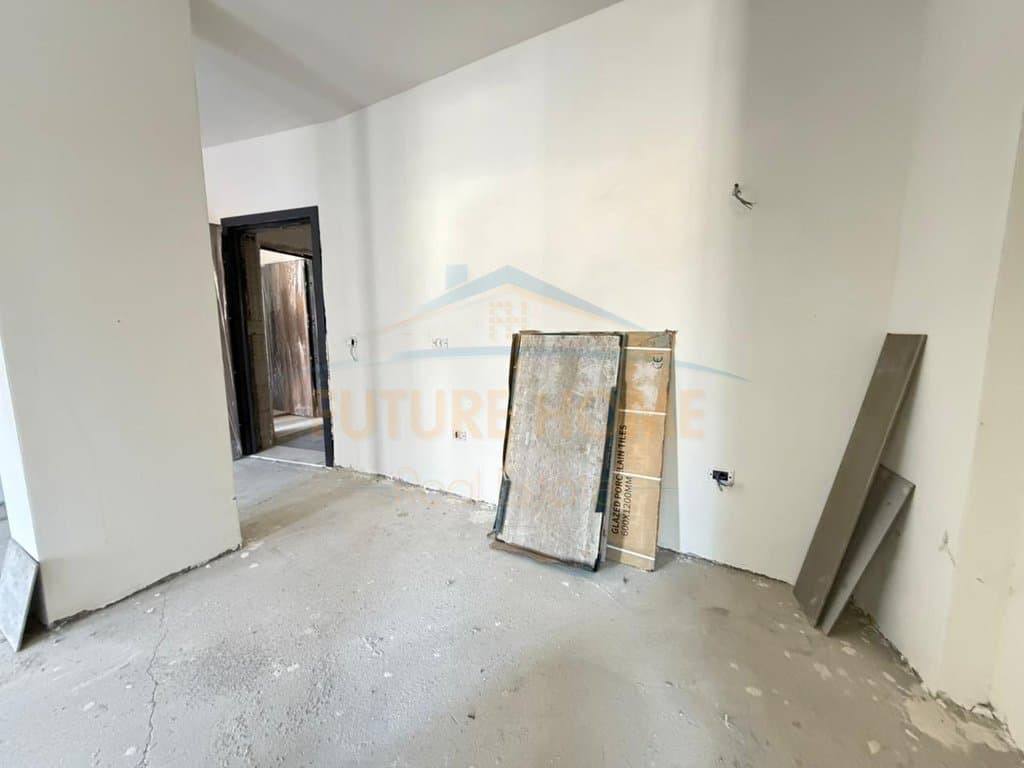 Shitet, Apartament 1+1, tek Kompleksi Grand, Tiranë. 4