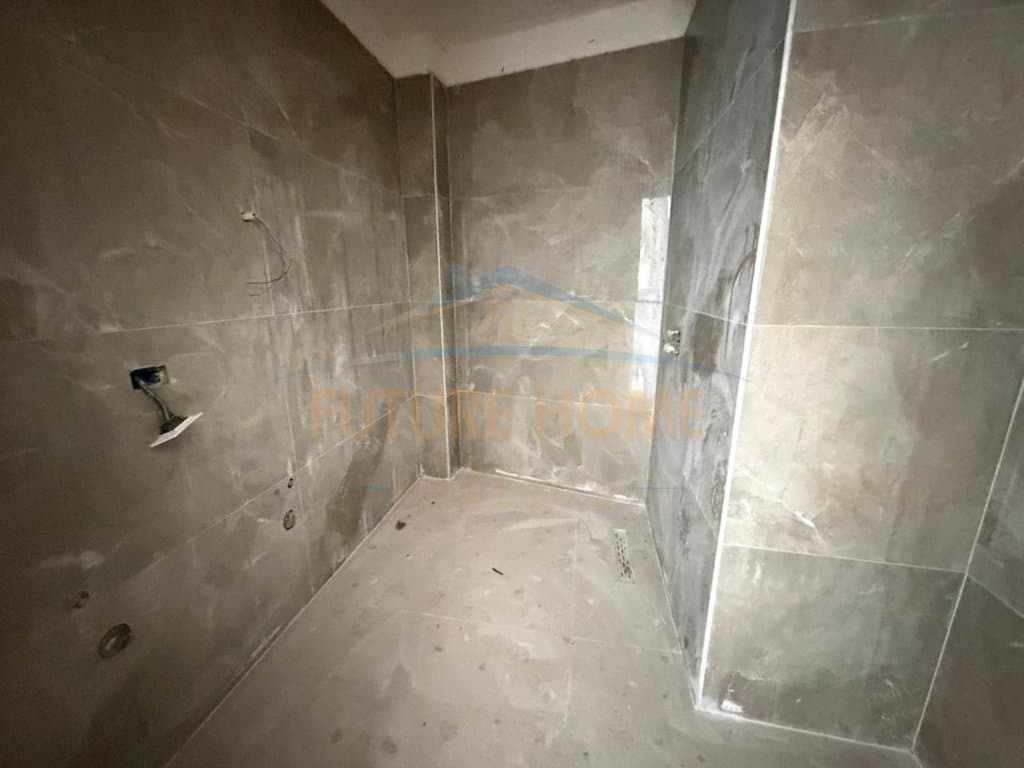 Shitet, Apartament 1+1, tek Kompleksi Grand, Tiranë. 2