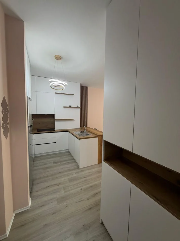 Shitet apartament modern 1+1, në një kompleks të ri banimi, i arreduar me stil dhe i pajisur me të gjitha facilitetet pë 5