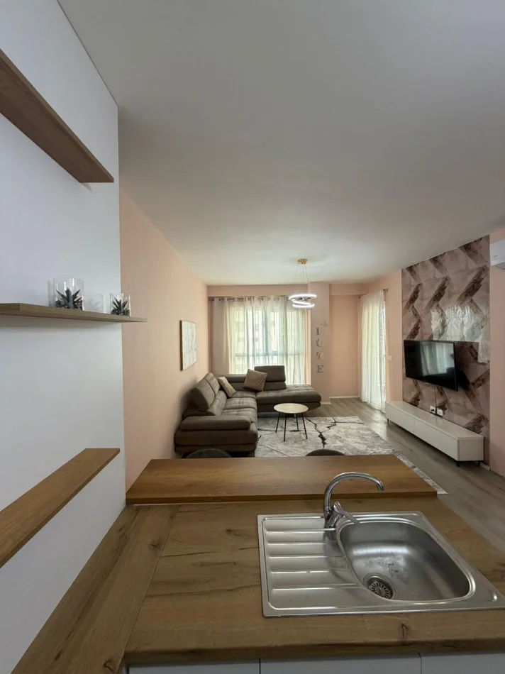 Shitet apartament modern 1+1, në një kompleks të ri banimi, i arreduar me stil dhe i pajisur me të gjitha facilitetet pë 4