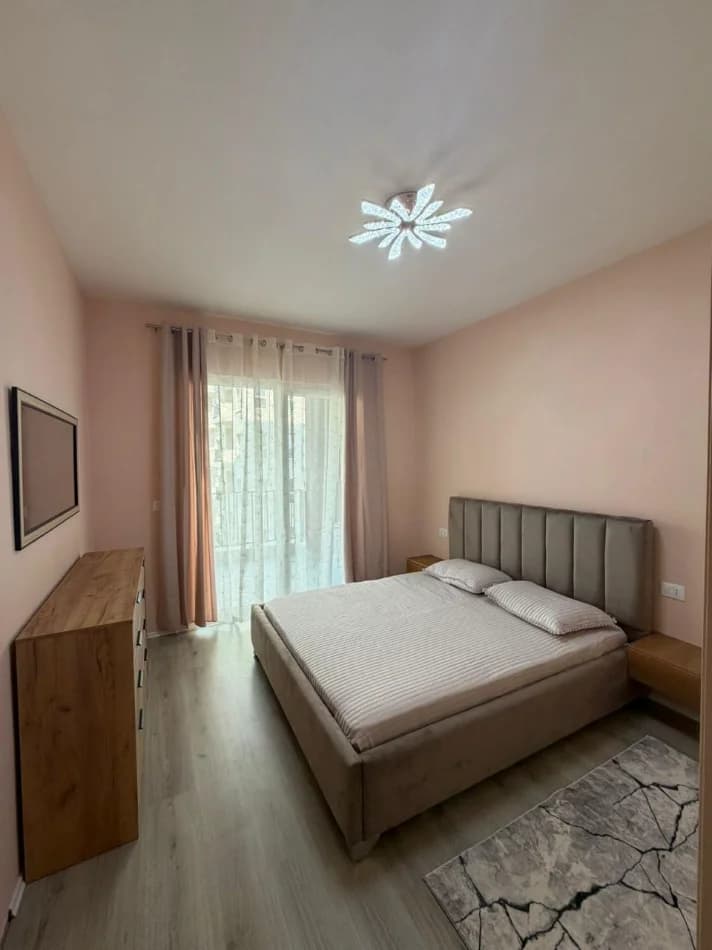 Shitet apartament modern 1+1, në një kompleks të ri banimi, i arreduar me stil dhe i pajisur me të gjitha facilitetet pë 3