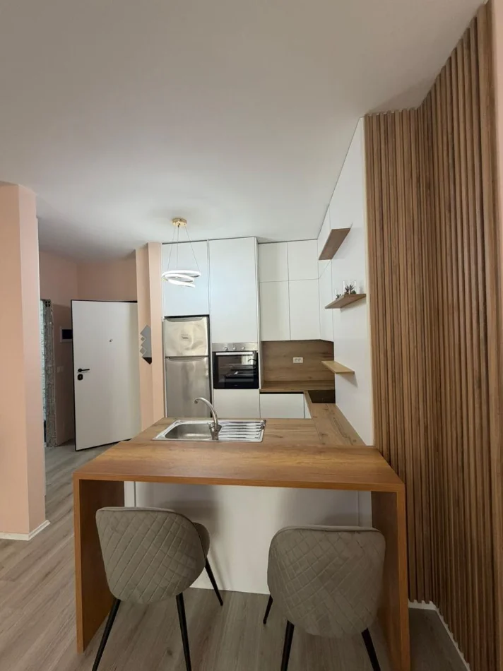 Shitet apartament modern 1+1, në një kompleks të ri banimi, i arreduar me stil dhe i pajisur me të gjitha facilitetet pë 1
