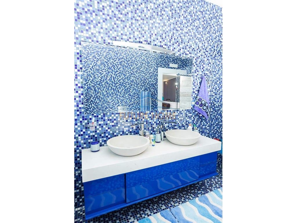 Disponojmë penthouse 2+1+2 për shitje në zonën e Liqenit të Thatë. 3