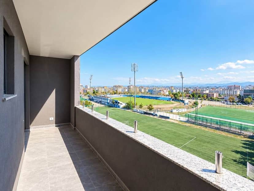 APARTAMENT 2+1+2 TUALETE + BALLKONE ME PAMJE TE LIRE ORJENTIM JUG-LINDJE-PERENDIM GJITH KOHES DRITE ,TEK STADIUMI !! 1