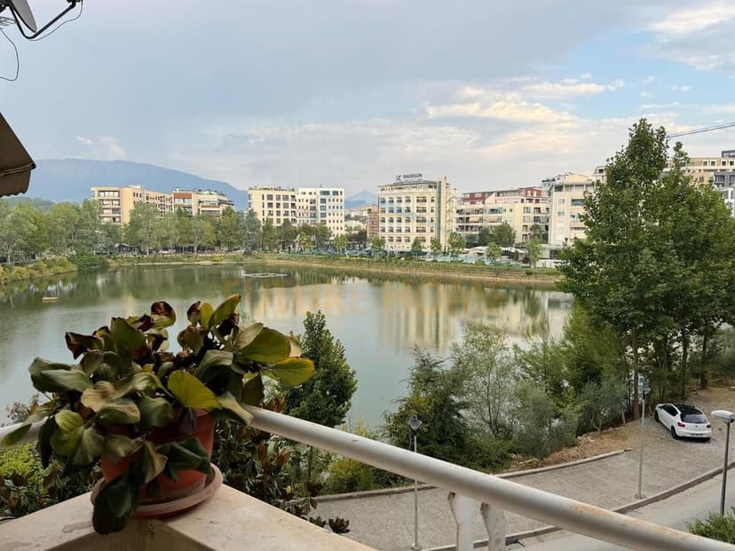 Shitet, Apartament 2+1+2 , Liqeni i Thatë, Tiranë. 1