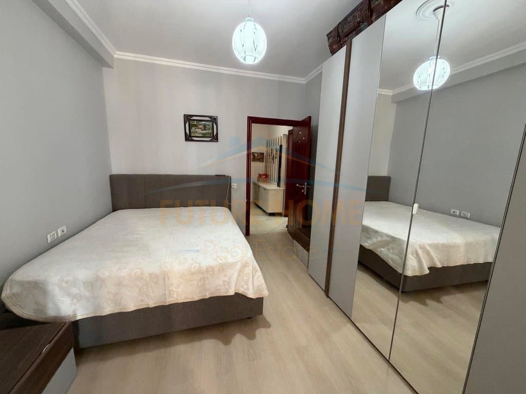 Shitet, Apartament 2+1+2, Unaza e Re 4