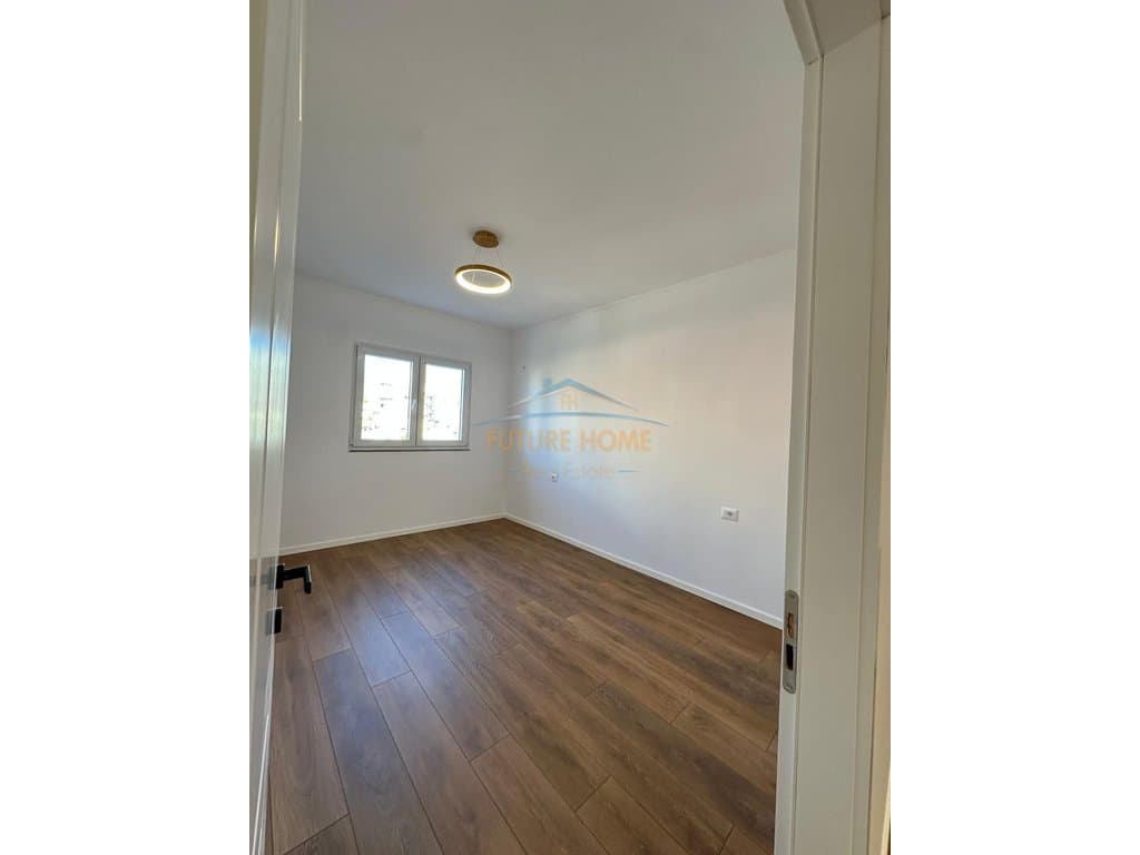Shitet , Apartament 2+1+1 ambient gatimi me vete, Bulevardi Zogu i I, Tirane. 1